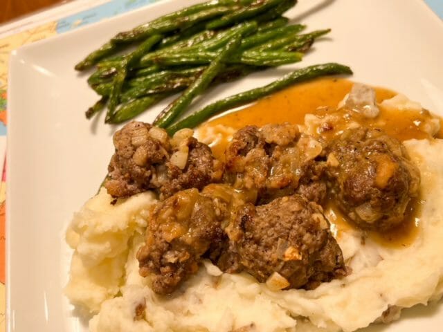 beef meatballs with mashed potatoes in gravy-everyplate meal kit reviews-mealfinds