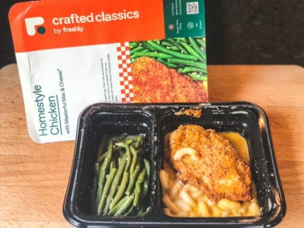 homestyle chicken with mac and cheese and green beans in tray-freshly food reviews-mealfinds