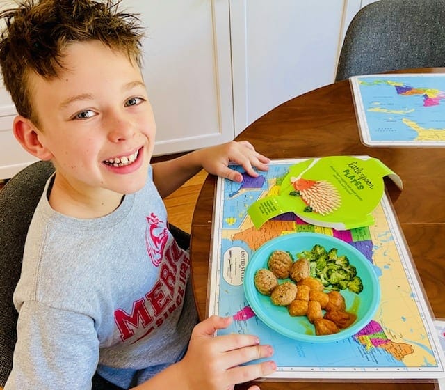 little-spoon boy with chicken-nuggets-little spoon plates and blends reviews-mealfinds