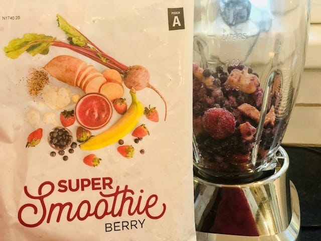 smoothie-box-berry flavor smoothie in blender-smoothiebox reviews-mealfinds