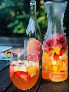 wonderful-wine-co-white-wine-sangria-enjoy-wonderful wine co reviews-mealfinds