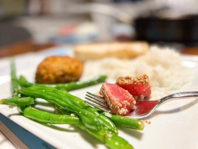 ahi tuna on plate with green beans-sizzlefish reviews-mealfinds