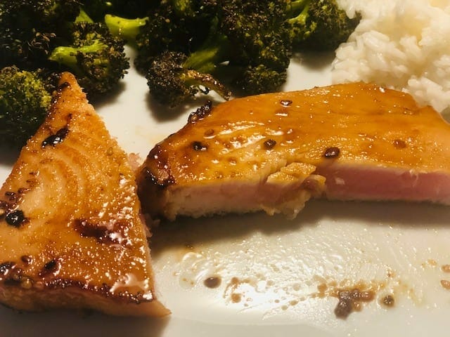 wild caught ahi tuna cooked on plate-thrive market reviews-mealfinds