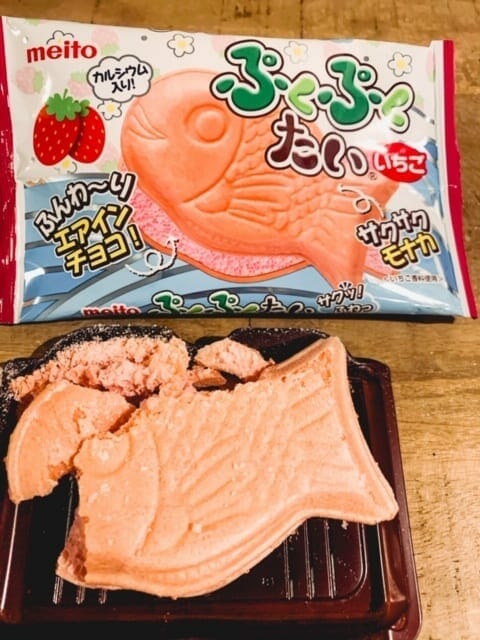 bubbly taiyaki strawberry flavor out of package-tokyotreat box review-mealfinds