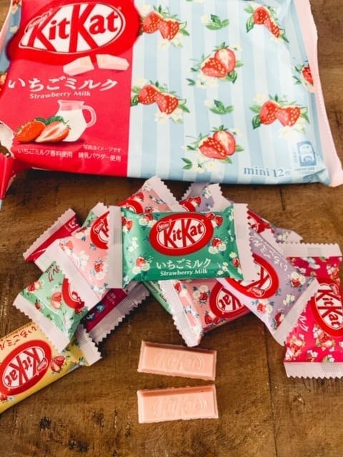 kit kat strawberry party pack-tokyotreat box review-mealfinds