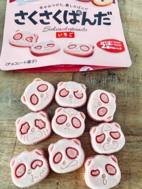 sakusaku panda strawberry cookies out of bag-tokyotreat box review-mealfinds