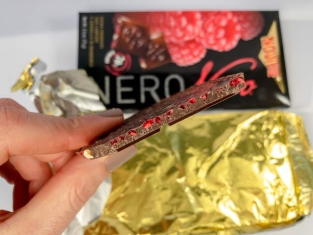 universal-yums-reviews-nero-vero-chocolate-bar