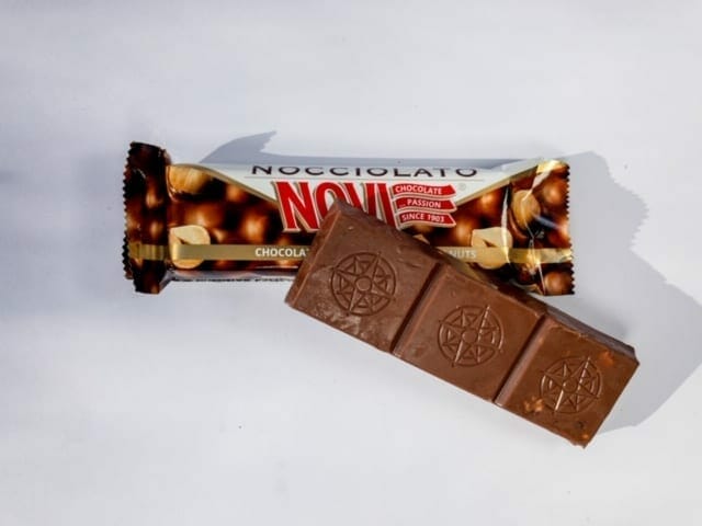 universal-yums-reviews-novi-chocolate-bar