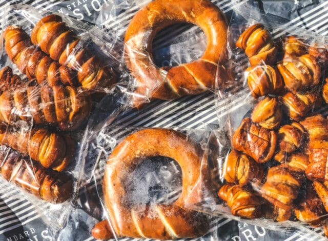 gourmet soft pretzels holly jolly gift box-eastern standard provisions pretzels reviews-mealfinds