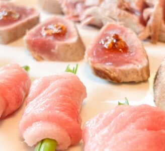 seared bluefin tuna with crunchy chili oil-riviera seafood club review-mealfinds